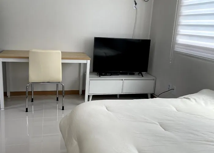 Quiet And Spacious 1-bedroom In Gangnam