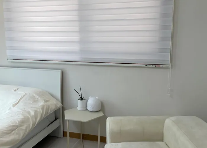 Quiet And Spacious 1-bedroom In Gangnam Appartamento