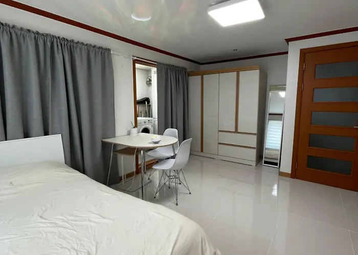 Quiet And Spacious 1-bedroom In Gangnam * Seul