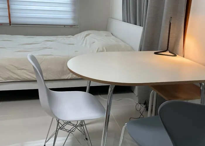Quiet And Spacious 1-bedroom In Gangnam Appartamento