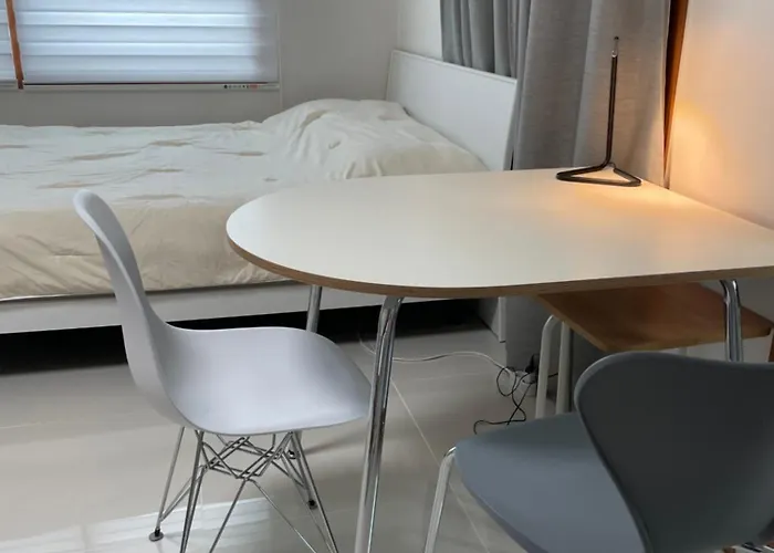 Quiet And Spacious 1-bedroom In Gangnam Appartamento