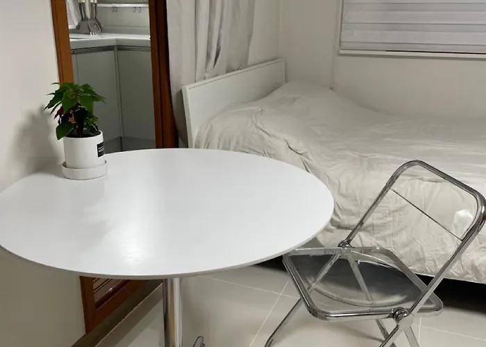 Quiet And Spacious 1-bedroom In Gangnam Appartamento Seul