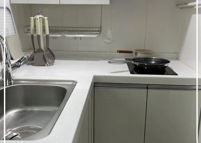 Quiet And Spacious 1-bedroom In Gangnam Appartamento Seul