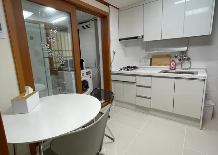 Quiet And Spacious 1-bedroom In Gangnam Appartamento *