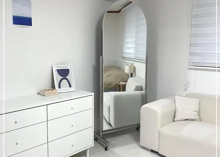 Quiet And Spacious 1-bedroom In Gangnam