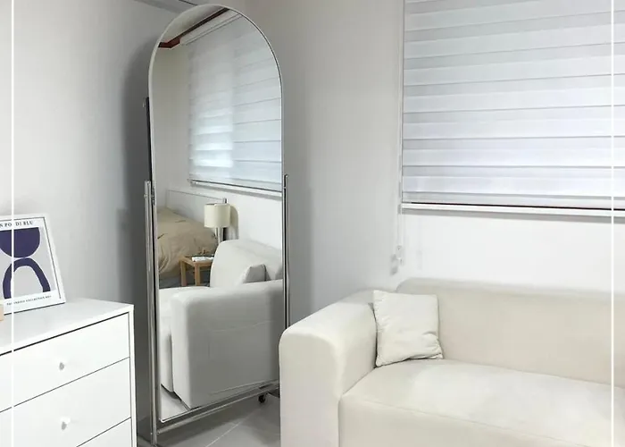 Quiet And Spacious 1-bedroom In Gangnam Seul
